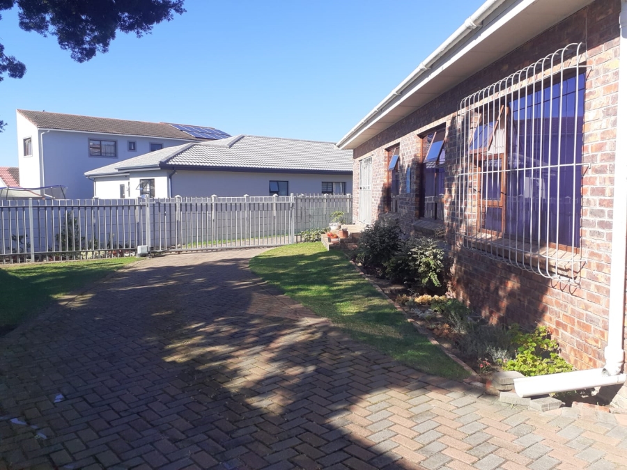 To Let 3 Bedroom Property for Rent in Wavecrest Eastern Cape